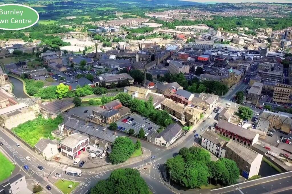Pomfret House, 3 Bedrooms, Burnley Central, Contractors And Groups First Choice, Free Parking Екстер'єр фото