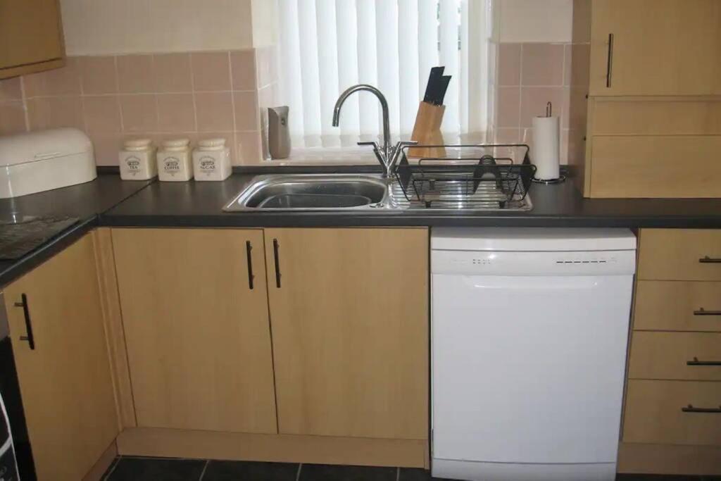 Pomfret House, 3 Bedrooms, Burnley Central, Contractors And Groups First Choice, Free Parking Екстер'єр фото