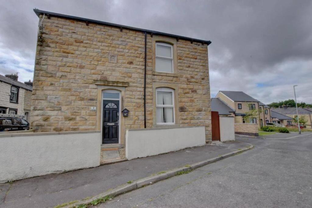 Pomfret House, 3 Bedrooms, Burnley Central, Contractors And Groups First Choice, Free Parking Екстер'єр фото
